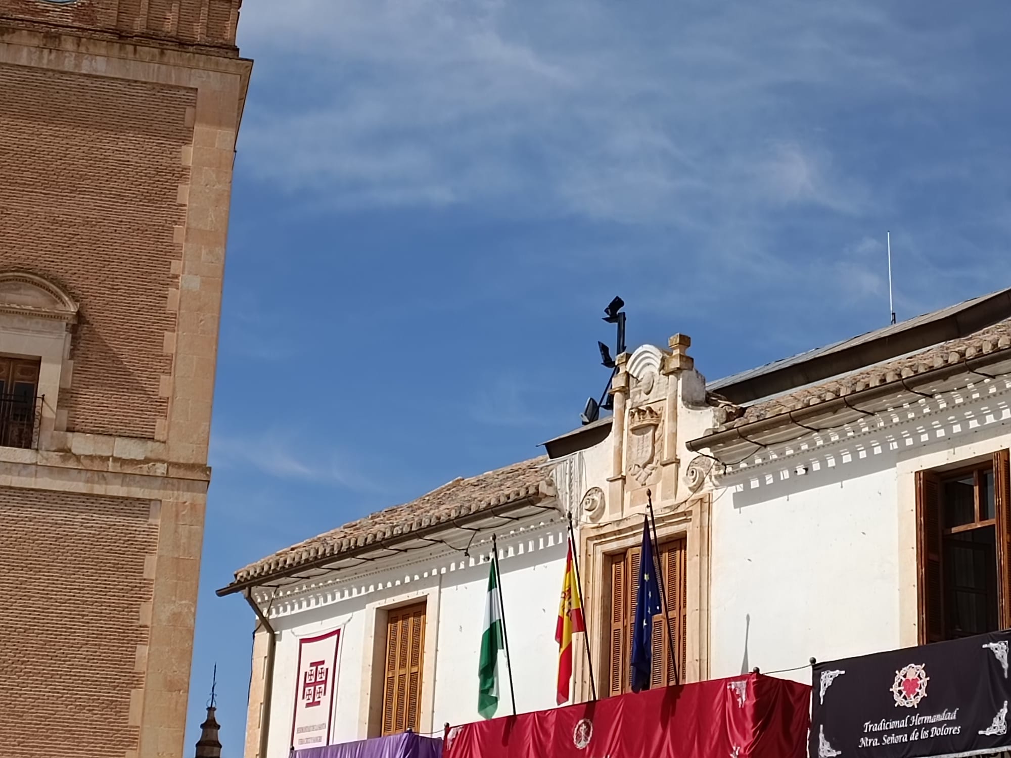 MÁS ILUMINACIÓN PARA LA FACHADA DE LA IGLESIA DE LA ENCARNACIÓN.
